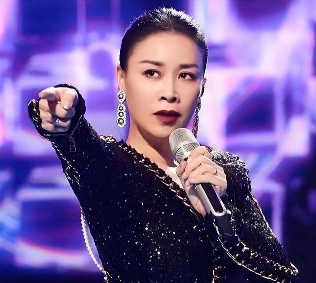 当年和足坛浪子高峰相恋十年满身伤痕。二婚嫁了酒吧老板孟桐，被宠成了软乎乎的小女人