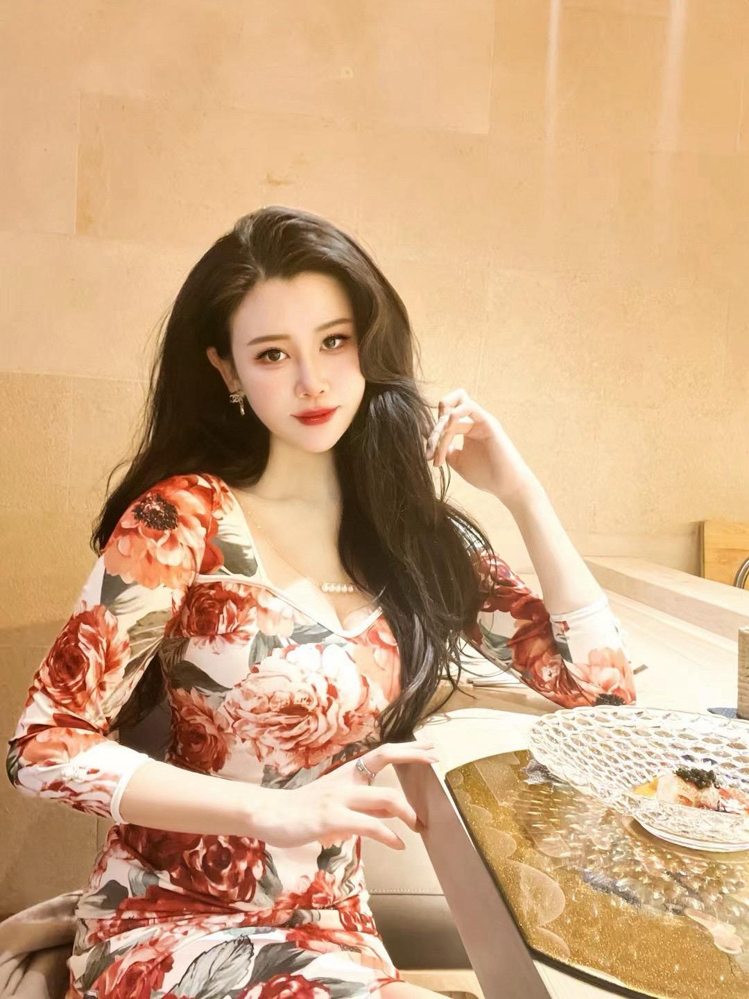 可惜我是金牛座 别戳破 我坚强的保护色 默默坐在角落  再想你我也不说...