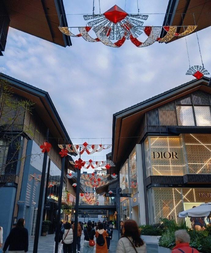 哇，没想到这一片全是奢侈品专卖店，简直太壮观了！我今天过来主要是想挑一支心仪的口