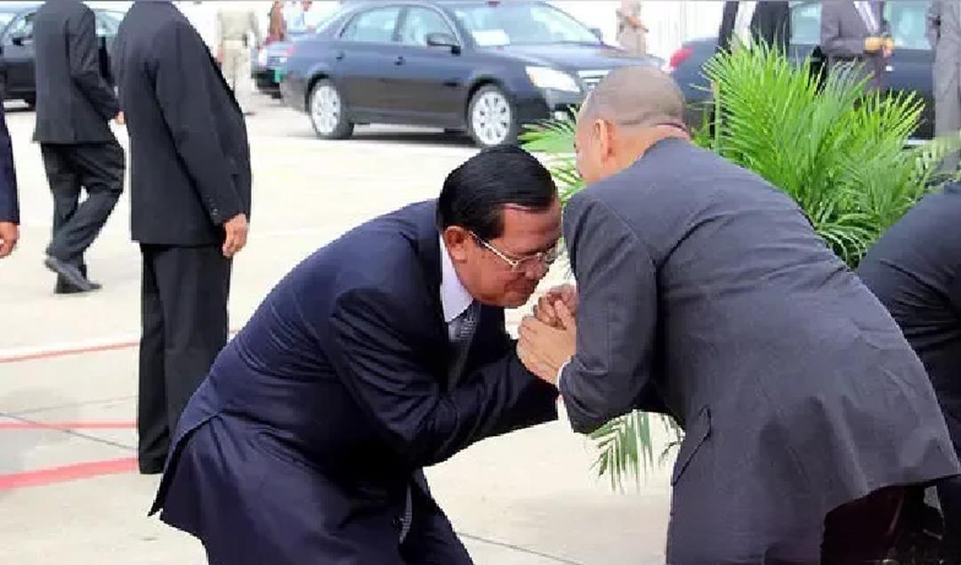 洪森靠越南扶上位，却玩了王室40年，如今儿子能镇住场子吗？


当年洪森只是个小