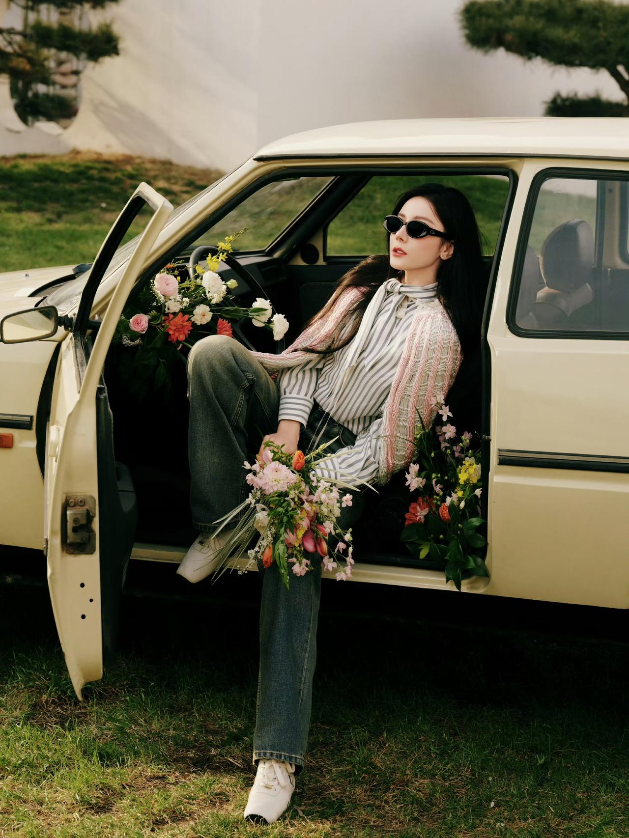 跟着迪丽热巴学春日穿搭
简单的条纹衬衫搭配牛仔裤
清爽又不失格调
春天的气息越来