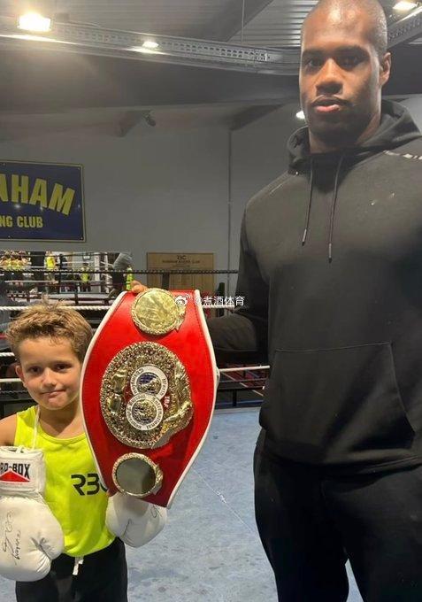 #拳坛速递# 丹尼尔-杜布瓦（Daniel Dubois）今天带着他的 IBF 