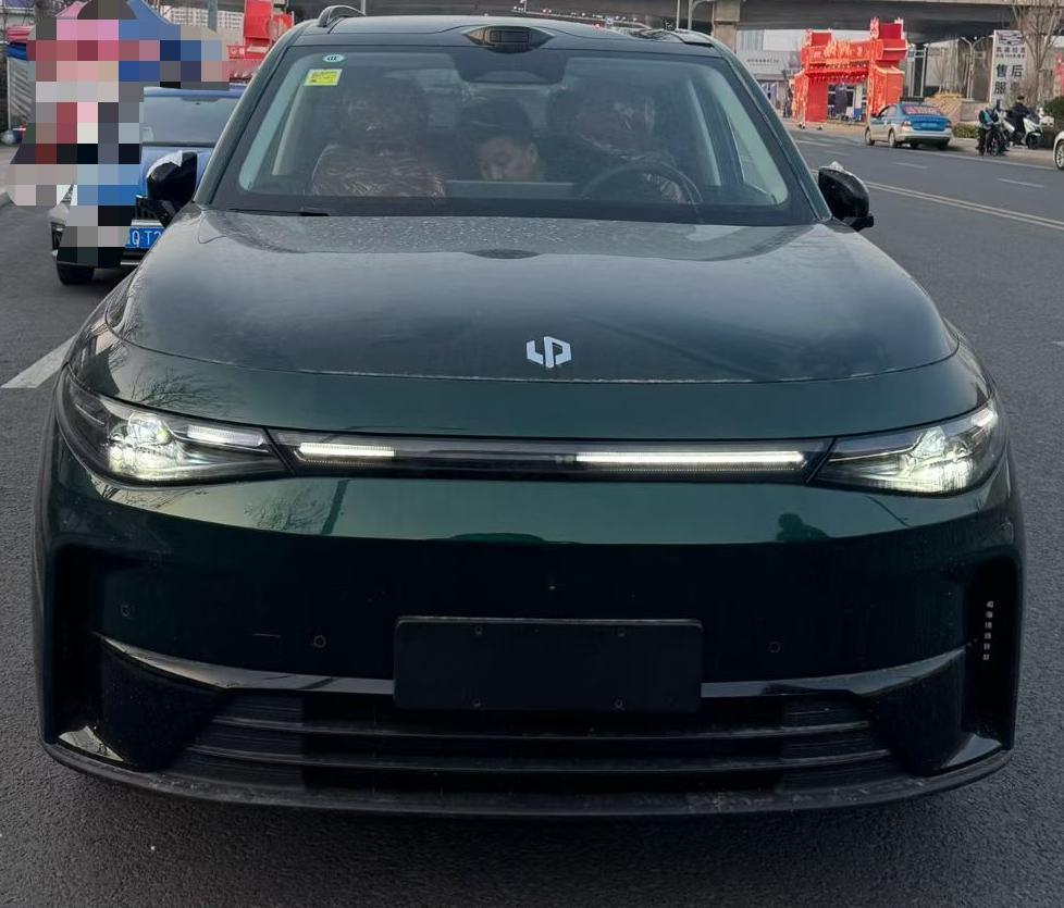 零跑c16纯电五座顶配
指导价178800
现金优惠35000（包修复）
裸车1