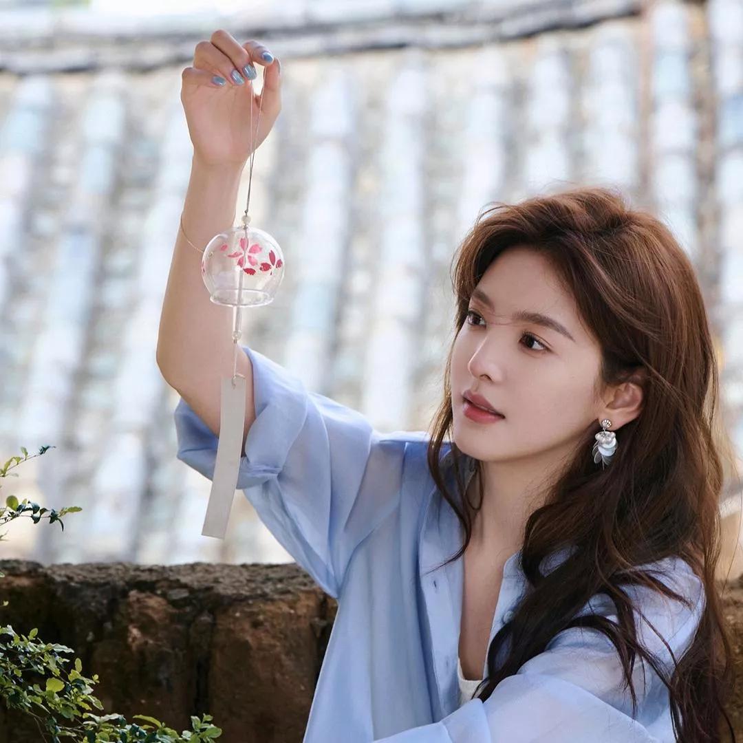 轻抚珠帘动，静看春意浓。微风花影 花影轻摇 轻风拂晨雾 绿柳花浓 晚风动轻 轻风