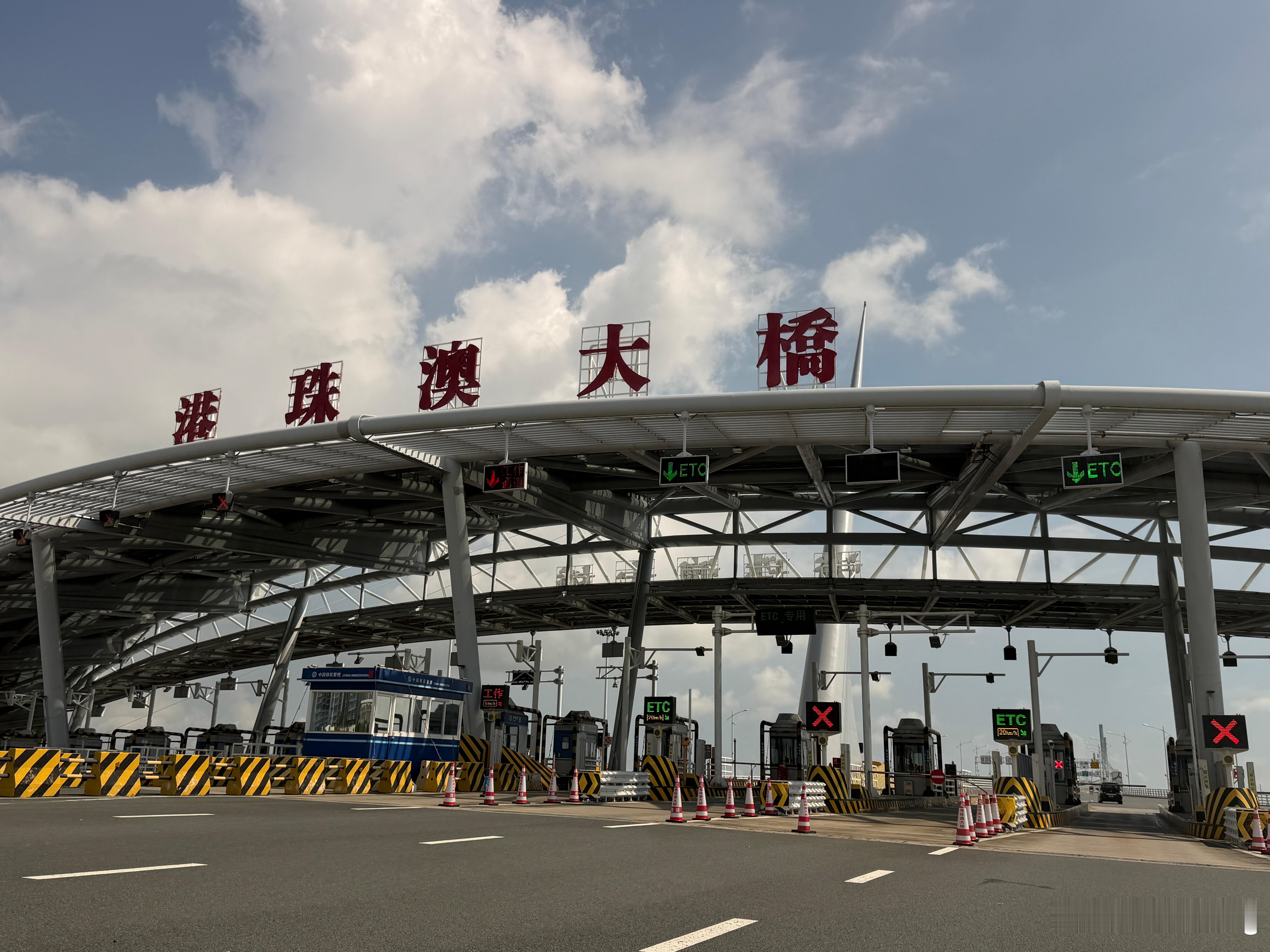 国庆节自驾过来香港最大的福利就是港珠澳大桥都可以免费通行！国庆节走着港珠澳大桥这