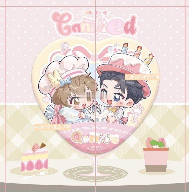 今天产的是——爱心吧唧和配套背卡🍧以「甜品店」为创作主题，草莓粉与松饼黄相协调