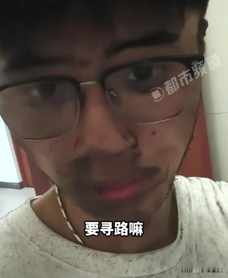 这孙子太厉害了！地下室着火，瘦瘦的他一只手抱行动不便的奶奶，另一只手在浓烟中摸路