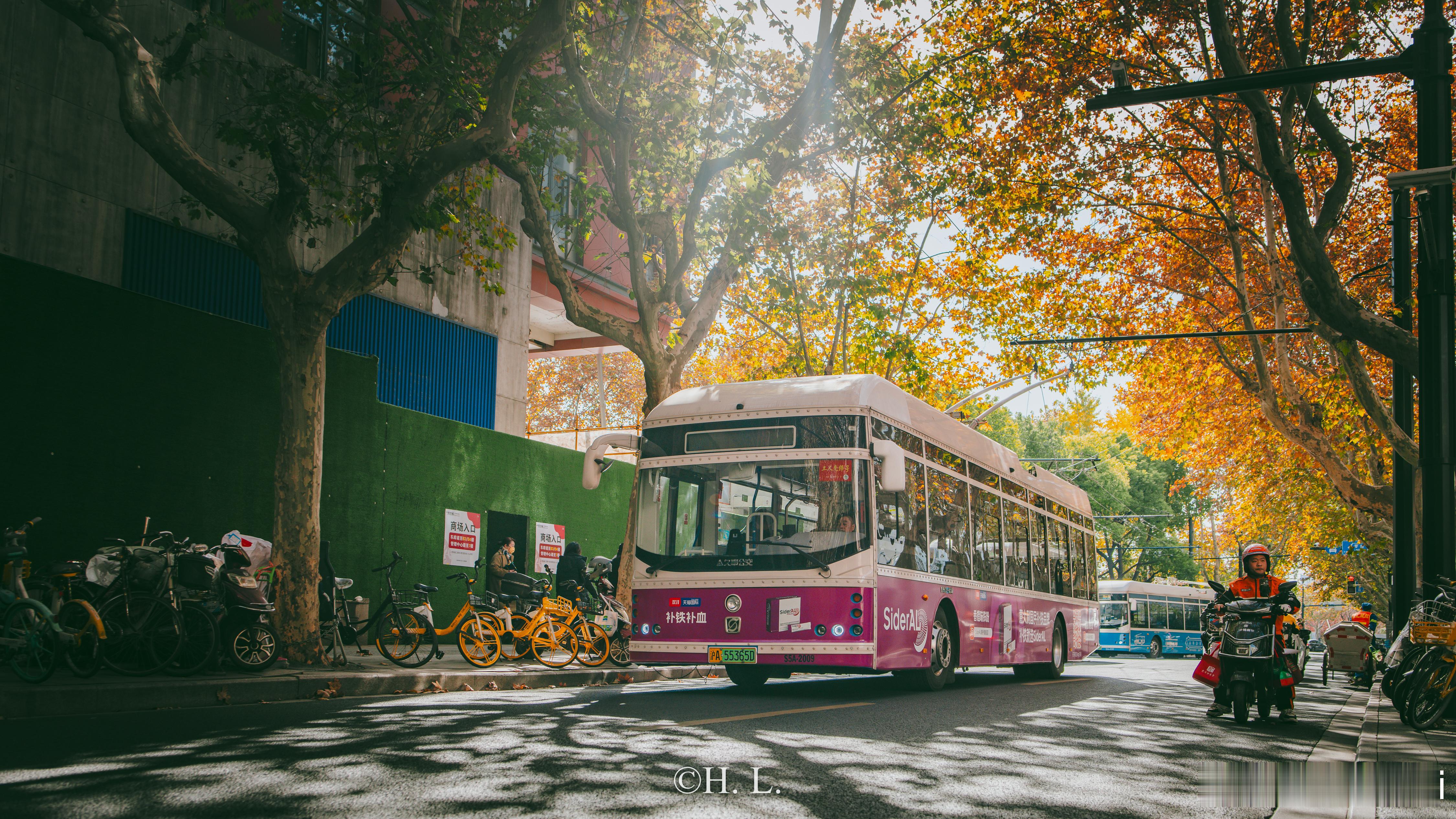 来15路终点站客串的20路无轨电车。本车今天在市区转悠了一圈，先是在徐家汇不断绕