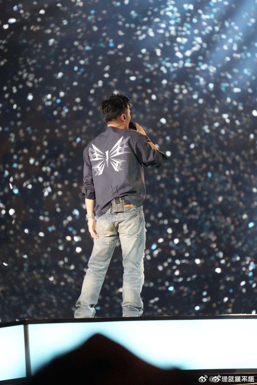 谢霆锋演唱会哽咽 他遵从亲人遗愿站上舞台，全程克制自身情绪，可悠扬的老歌让他破防
