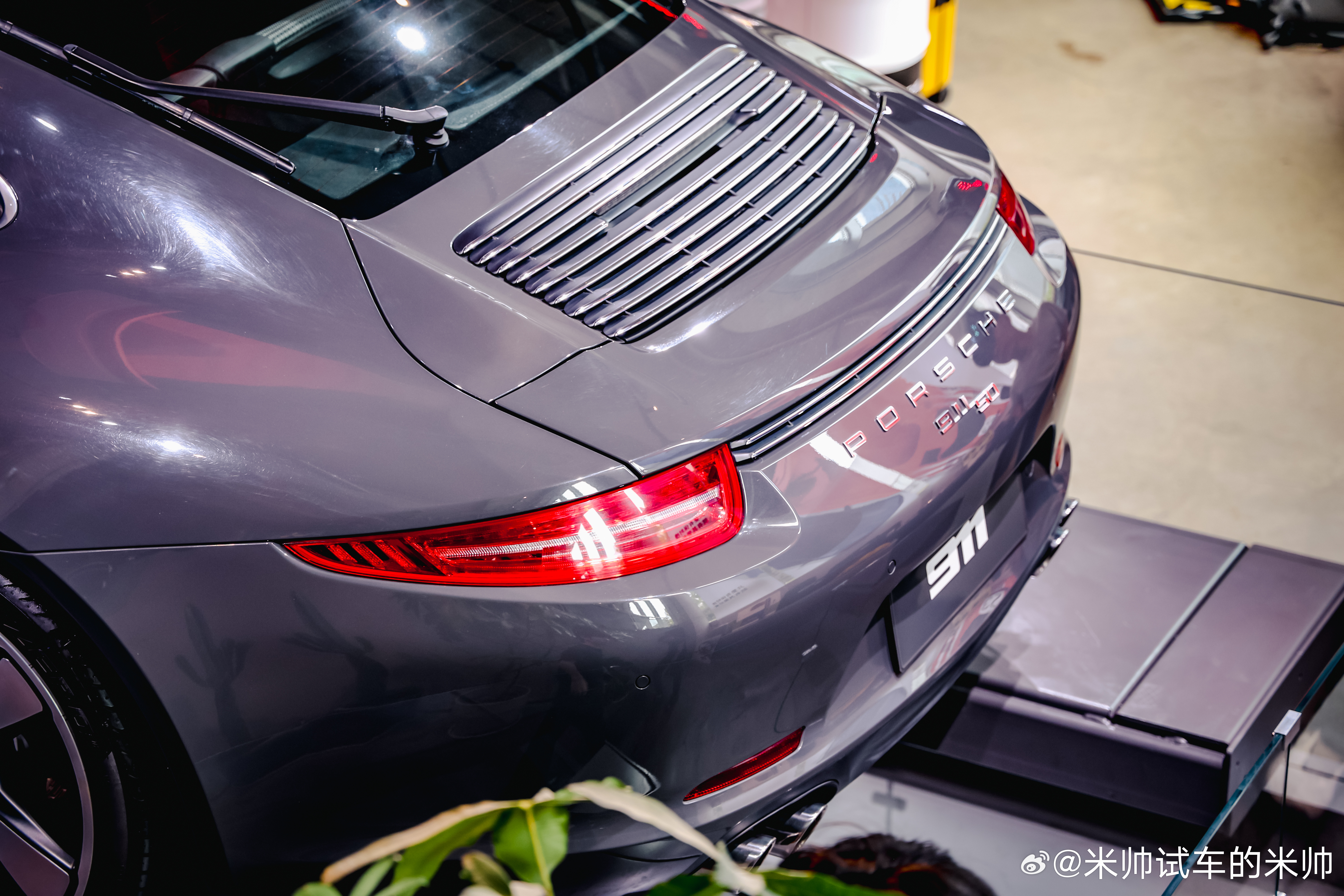 今天这个用餐氛围打个满分不为过吧，一边吃一边看着楼下的“性感尤物”-保时捷911