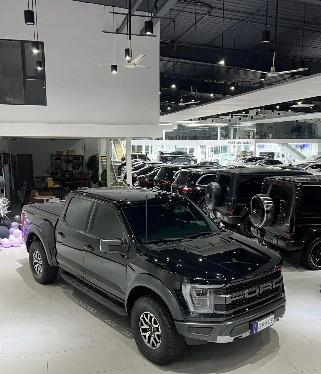 黑亮车漆 + 肌肉线条，这台猛禽气场两米八这台黑武士风格的福特 F-150 猛禽