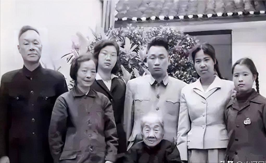 [微风]解放后杨开慧母亲跪地痛哭：她不是在哭女儿，是在替那个不敢哭的自己，补一场