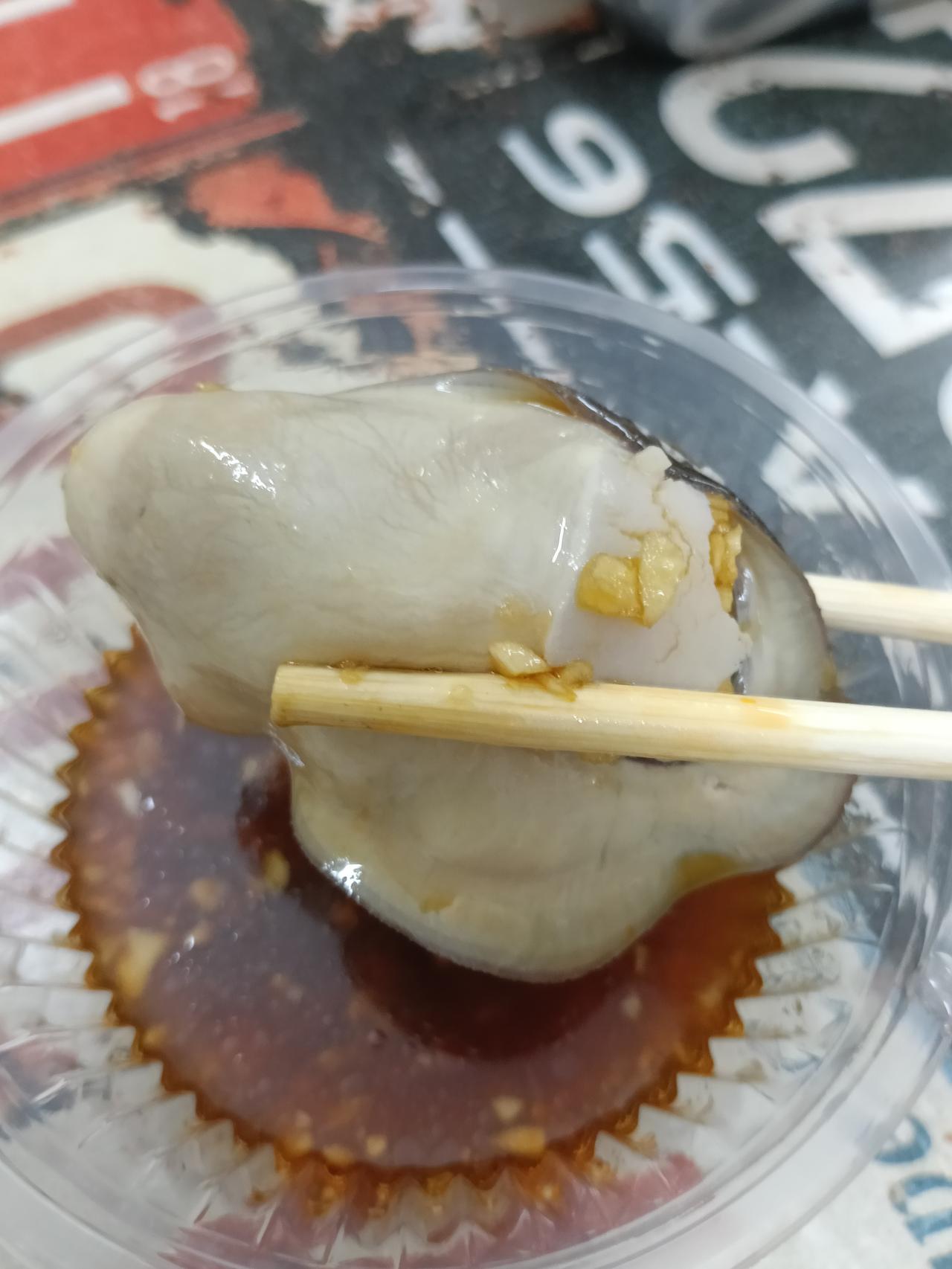 这盘生蚝看起来真新鲜！