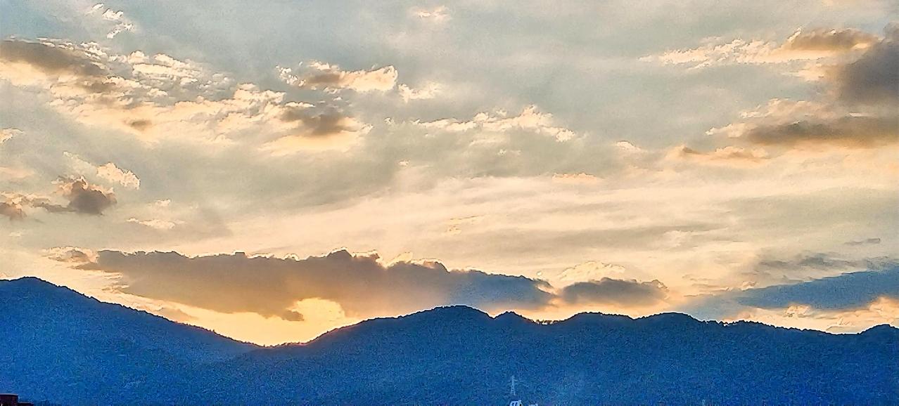夕阳西下，云彩飘浮，绚烂如画。