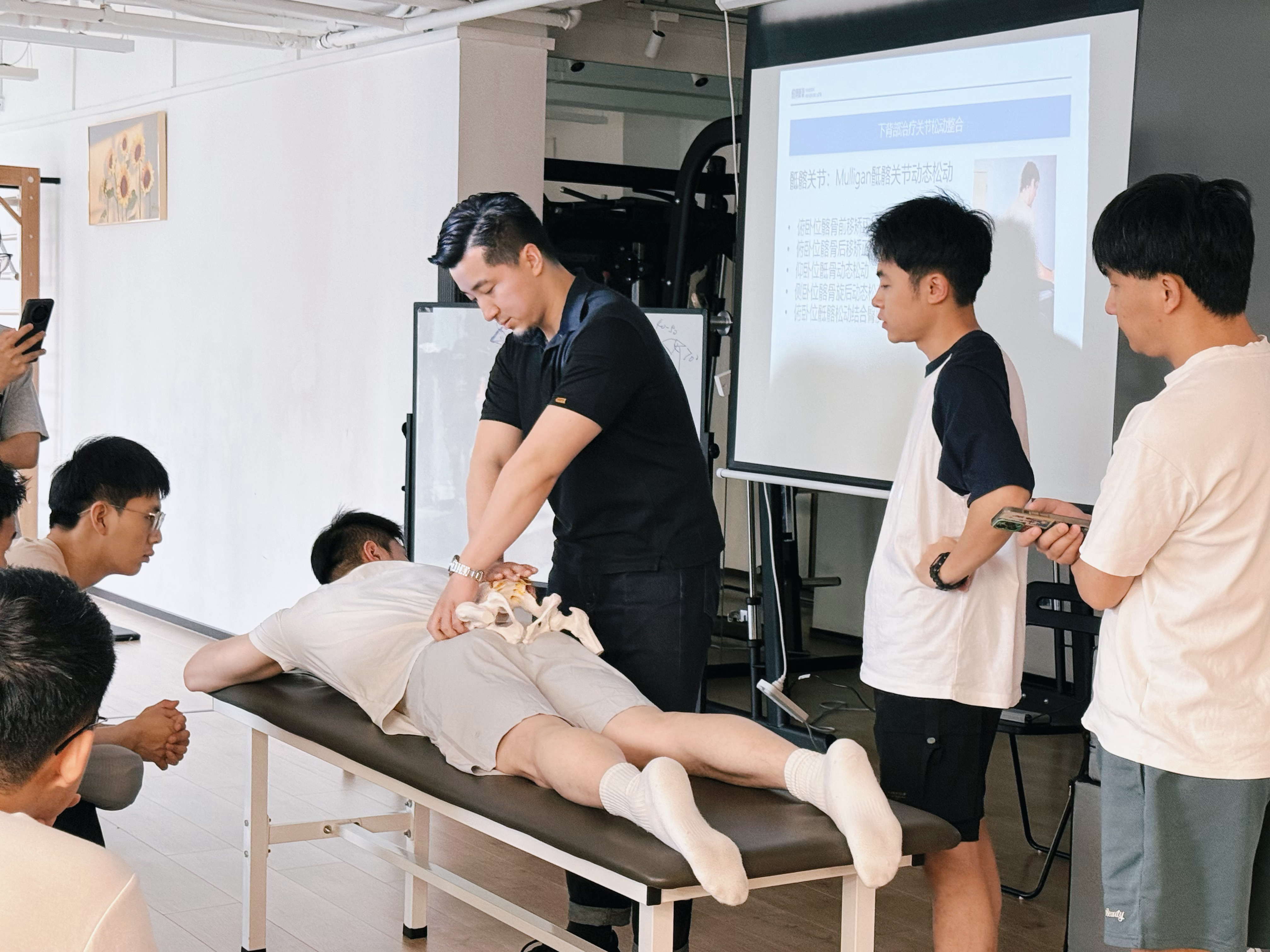 前两天说李婶儿和曲老师在出差，那咱们刘老师怎么能闲着，已经到广州和深圳店，进行康