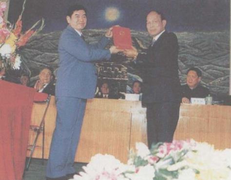 1987年2月7日，经国务院学位委员会批准，中山大学授予霍英东中山大学名誉博士学