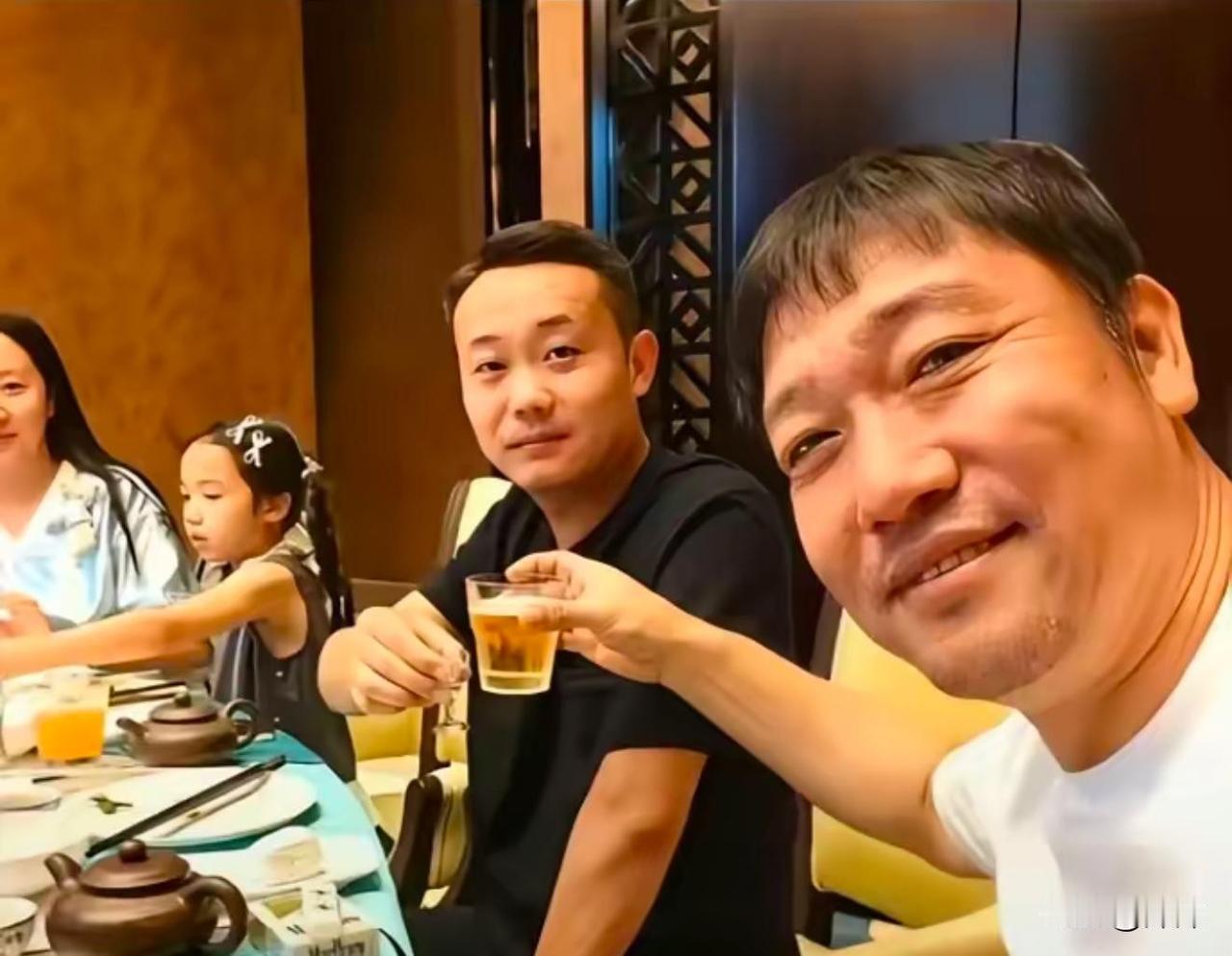 我可以肯定，贾冰经历这次风波后，很难再对所谓好友掏心掏肺参加私人聚会了。  

