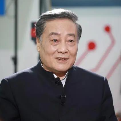 主持人，董卿，问娃哈哈老总，宗庆后，您是多次评为首富的人，为啥要穿布鞋，人家都叫