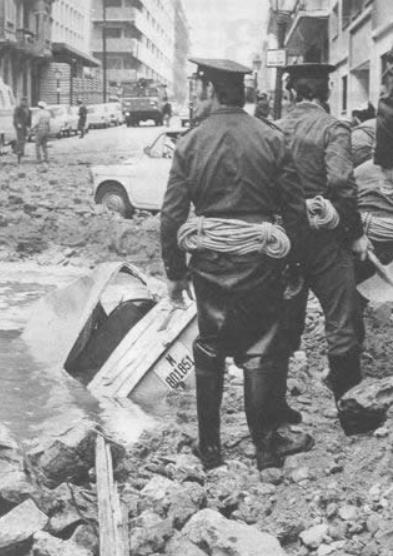 1973年12月20日，西班牙首相卡雷罗·布兰科在正坐在黑色道奇汽车的后座上向周