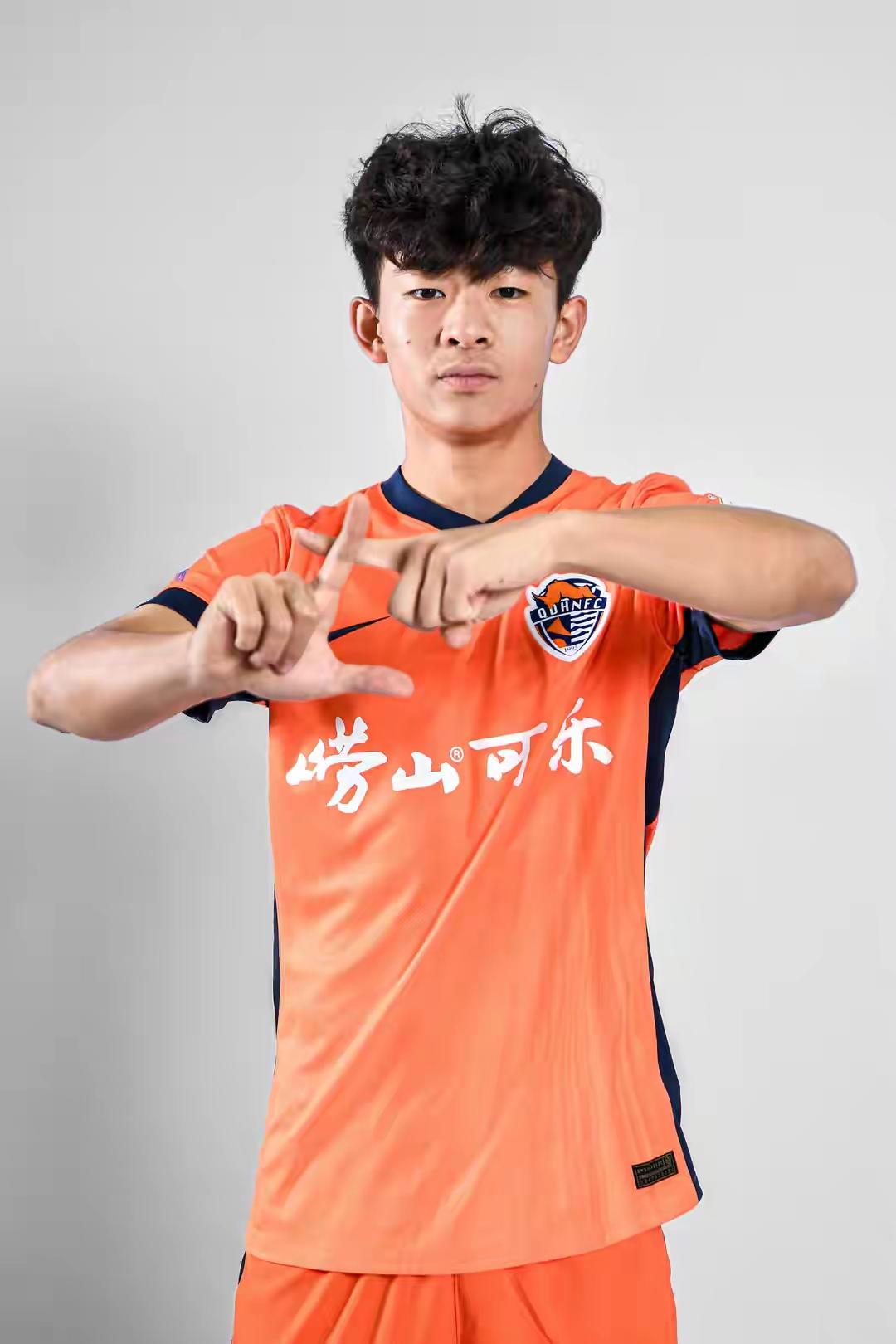 说实话邝兆雷天赋有限，球商也不高，之前踢得不错的那会，他也是埋头带球，头抬不起来