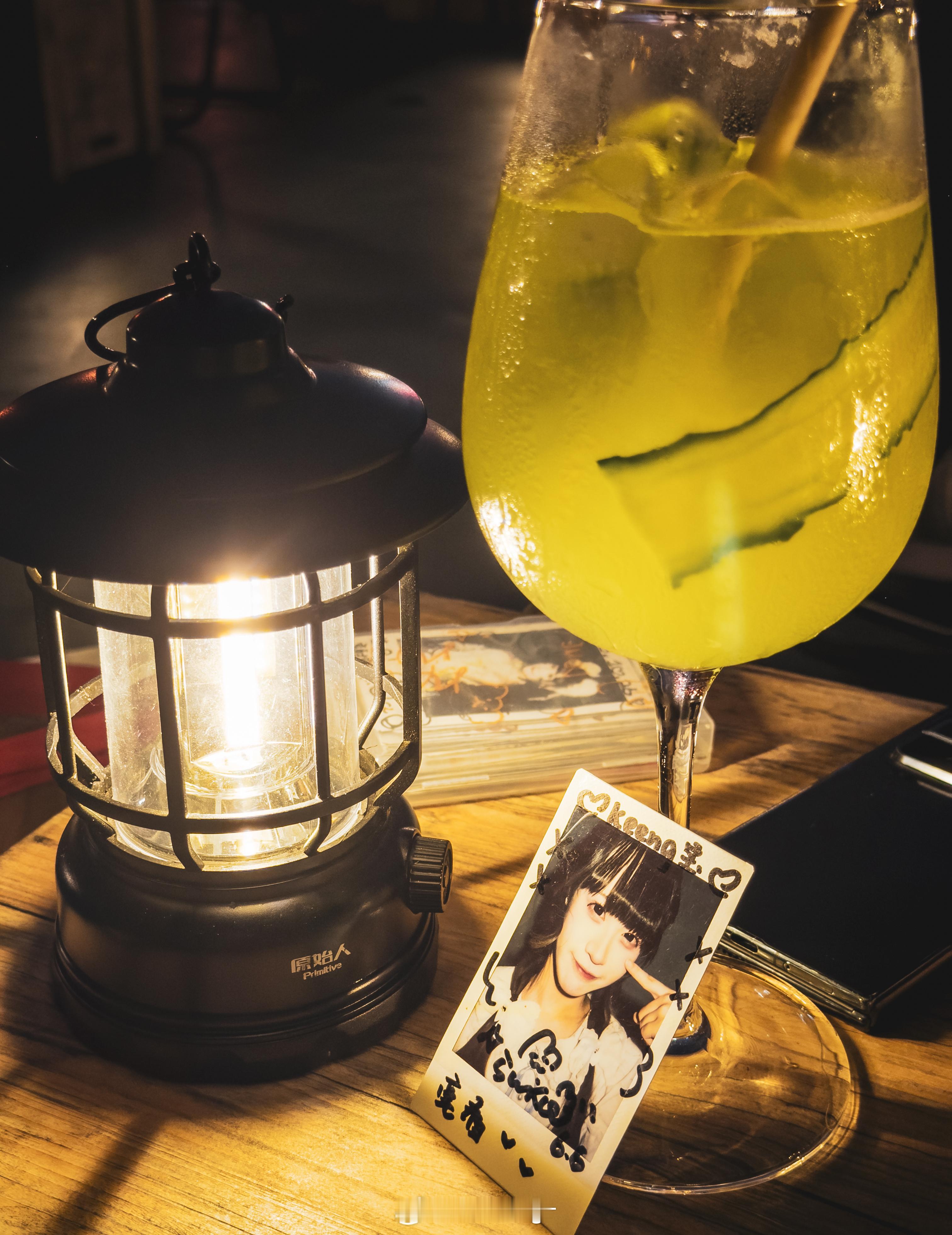 依旧借酒消愁中 
