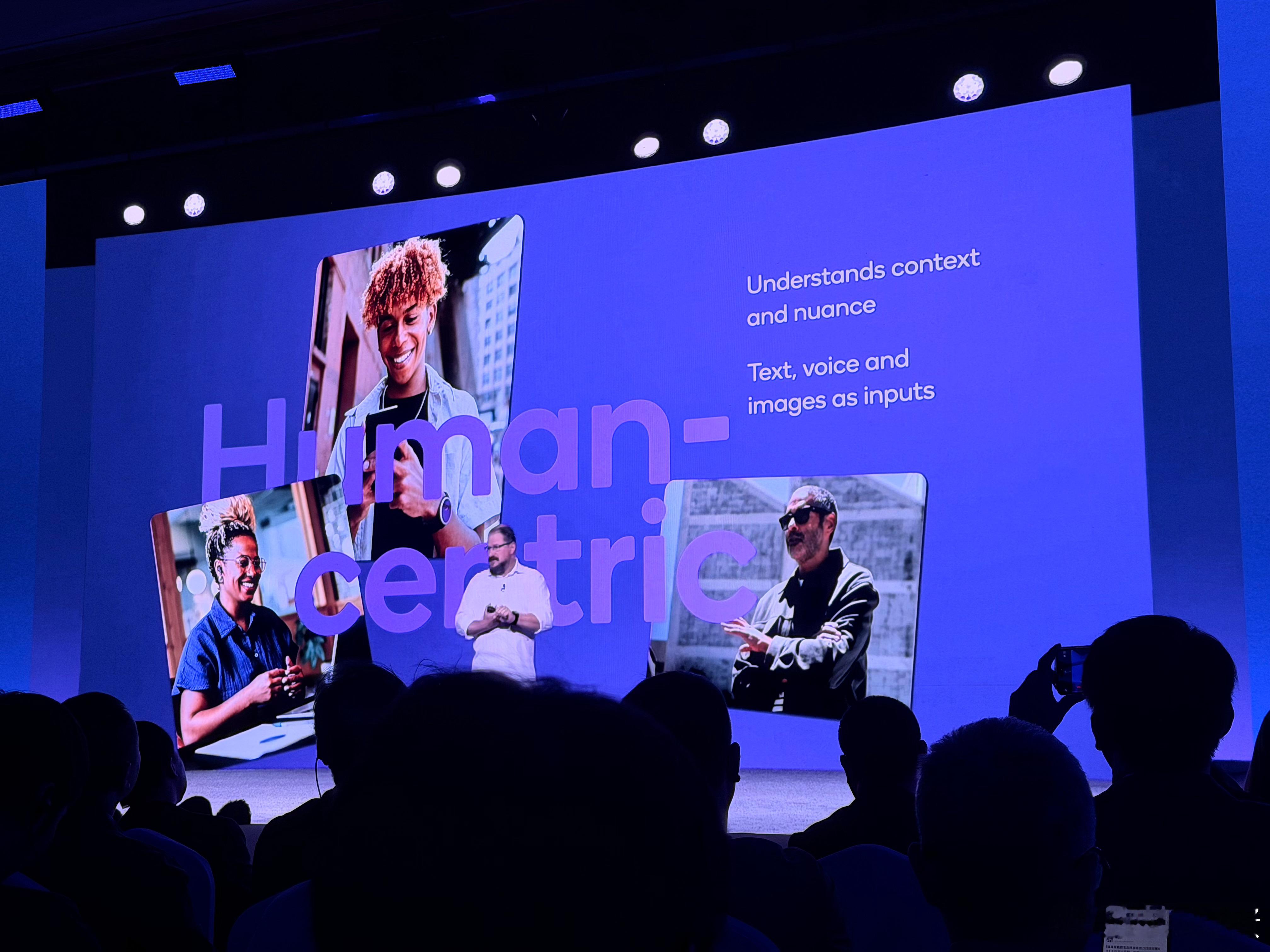 阿蒙今儿就讲一件事儿：高通正在从移动设备 inside大跨步迈进AI 设备 in