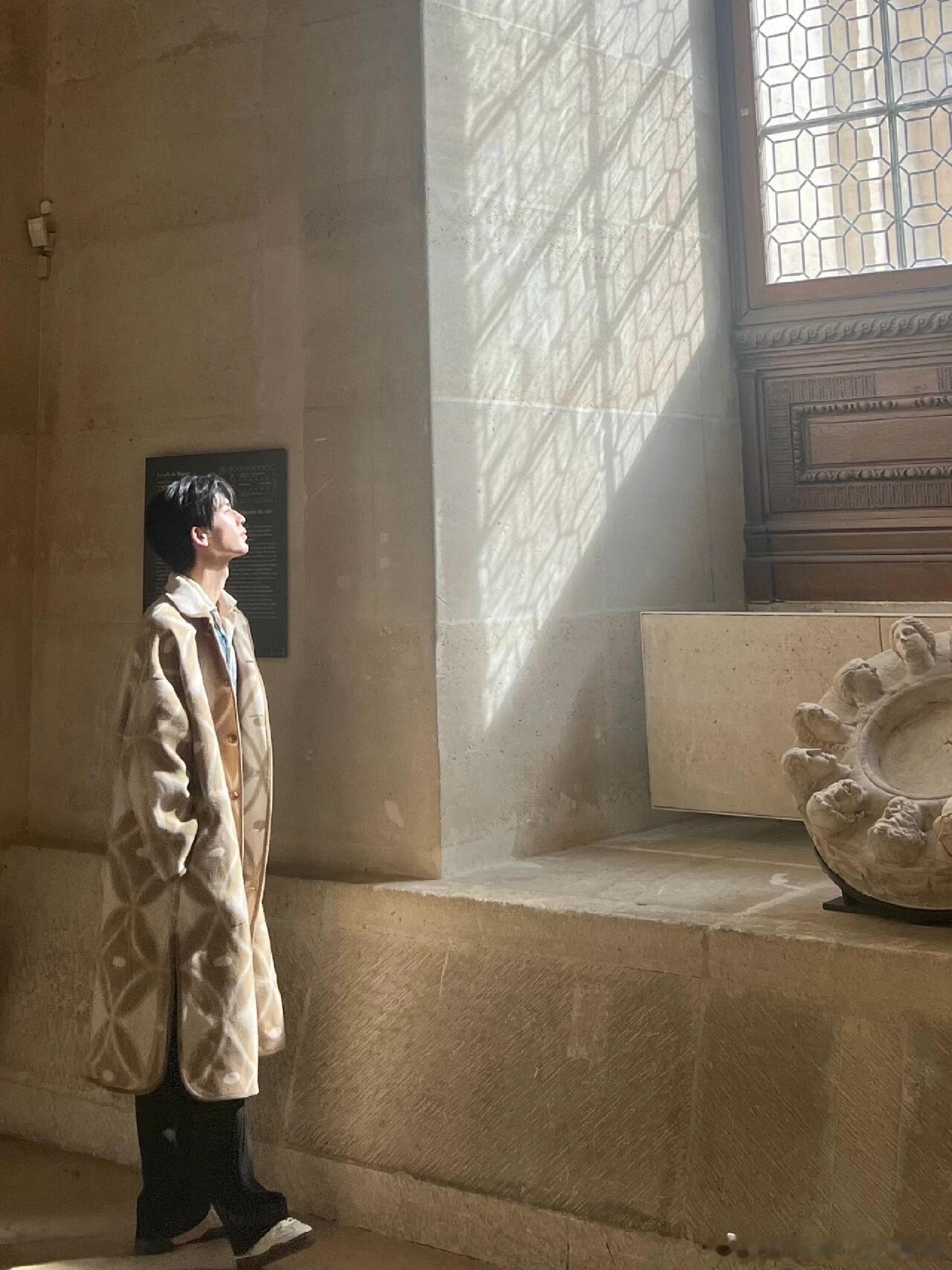 张凌赫这穿搭够我学一阵了很少艺人能驾驭多种反差造型，少年休闲风、冷峻特工风、绅士