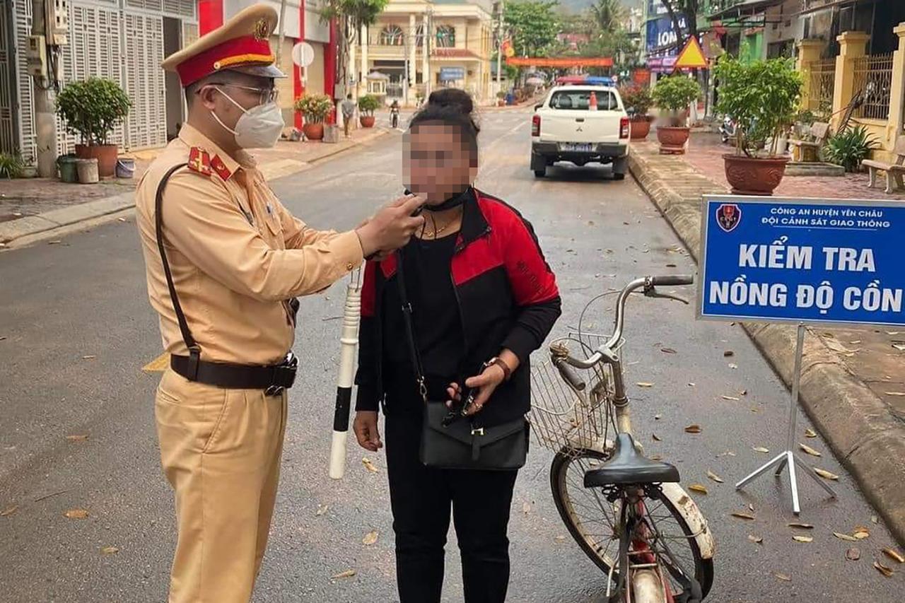 越南妇女酒后骑自行车被罚款100000盾，自行车扣留7天
该女子是酿酒家庭，常要