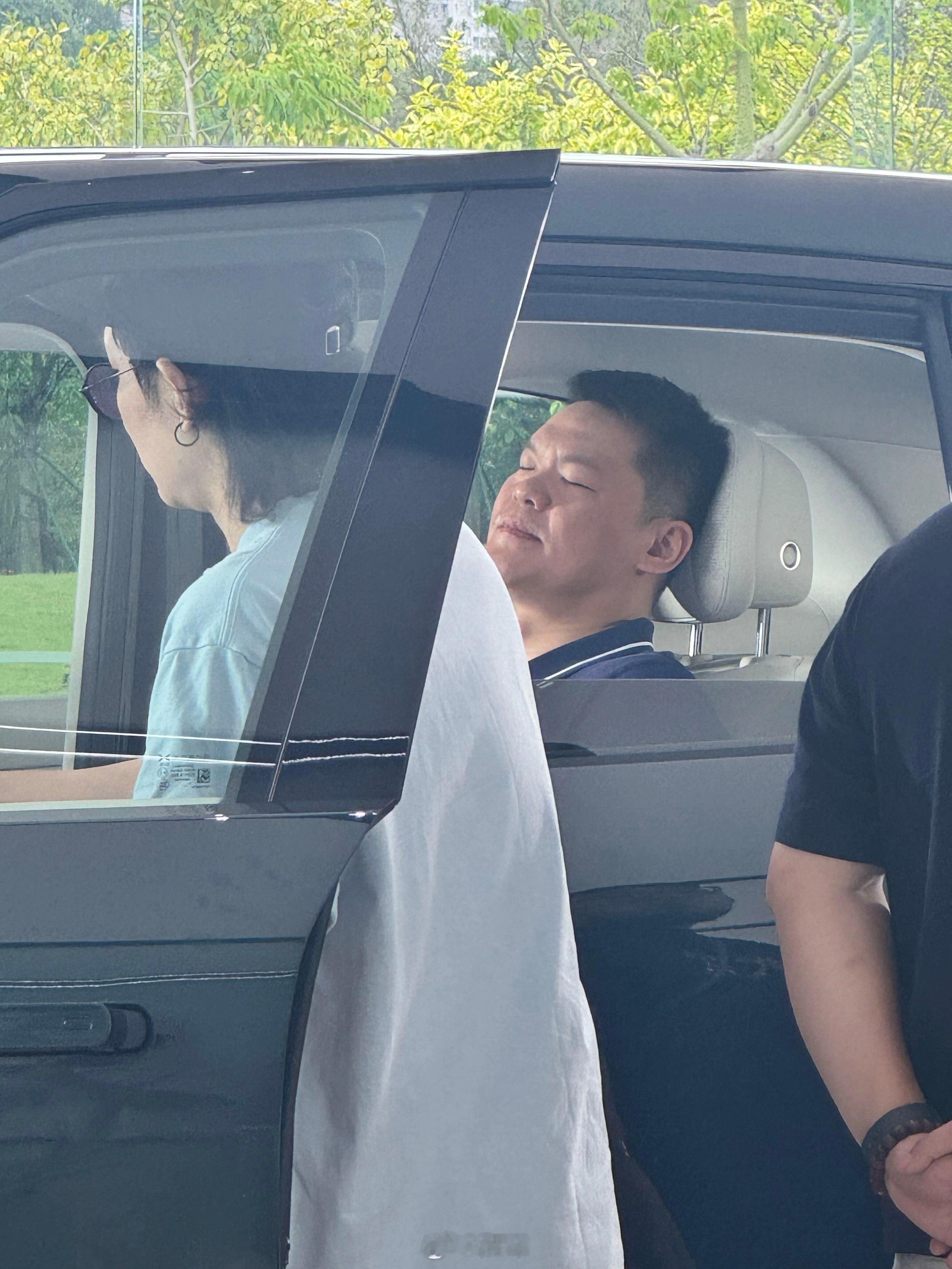 小鹏G9L超阔后排空间同级领先2米朱芳雨坐进小鹏G9L很从容小鹏G9L的旗舰空间