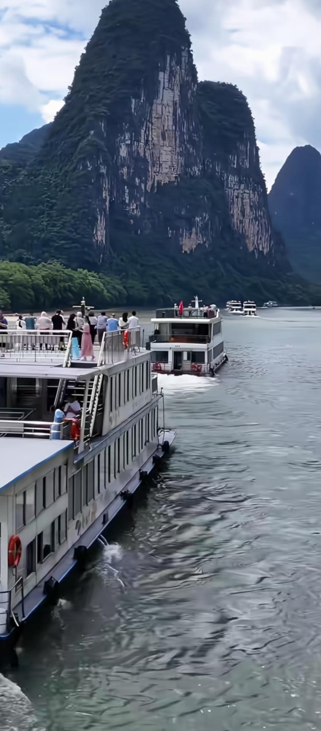 乘船游漓江，赏壮丽山水，感受大自然的鬼斧神工！🚢🌄