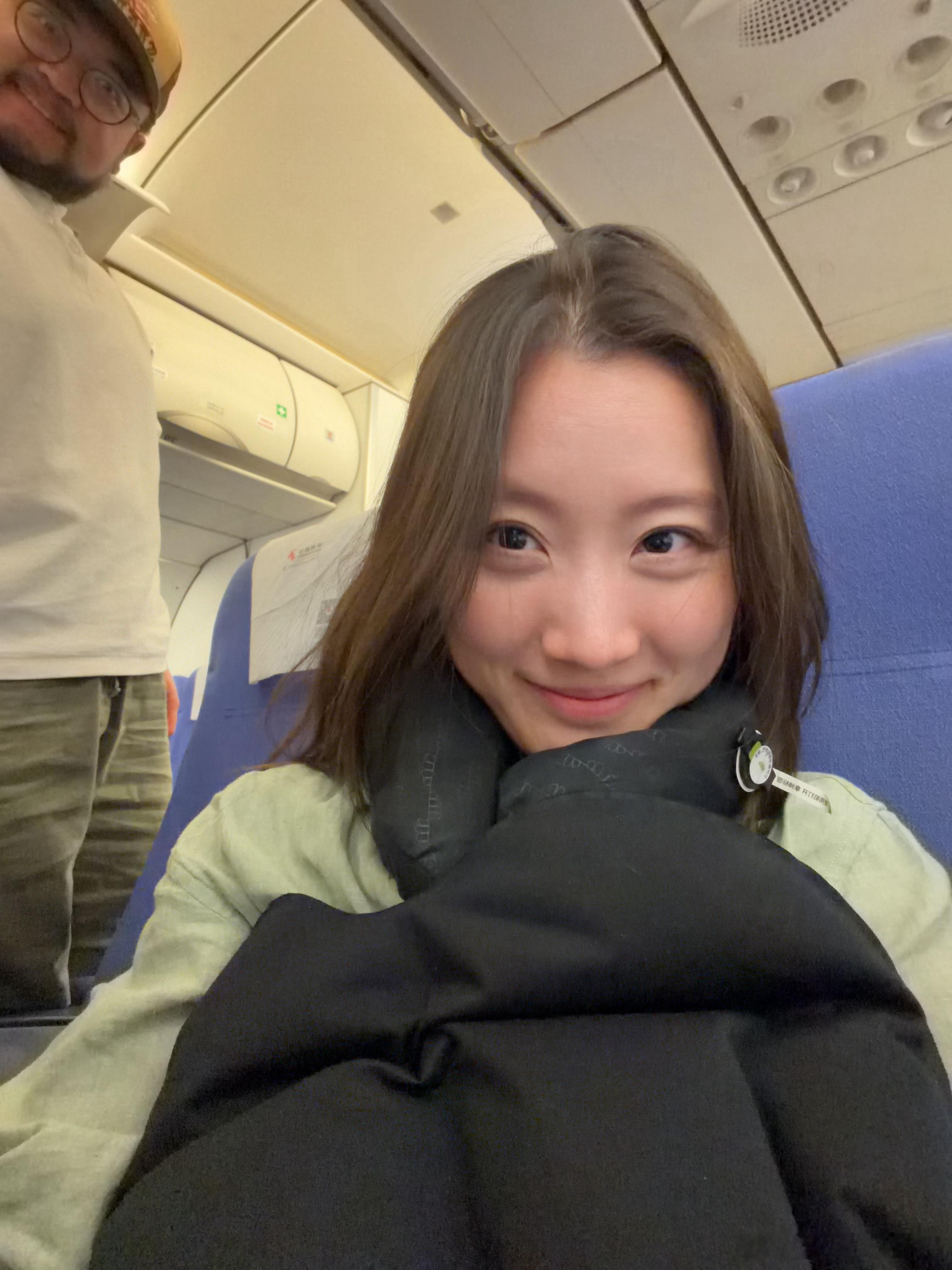 新入的充气颈枕➕靠背非常好美美睡了一路 充电🔋80%了～ 北京·北京首都国际机
