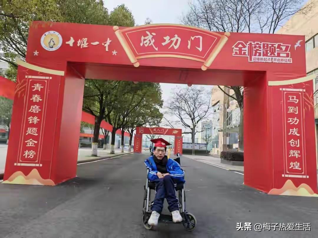 这个十堰娃子了不得，因为生病，小学全部在家自学，初中在母亲徐振莉的陪伴下，14岁