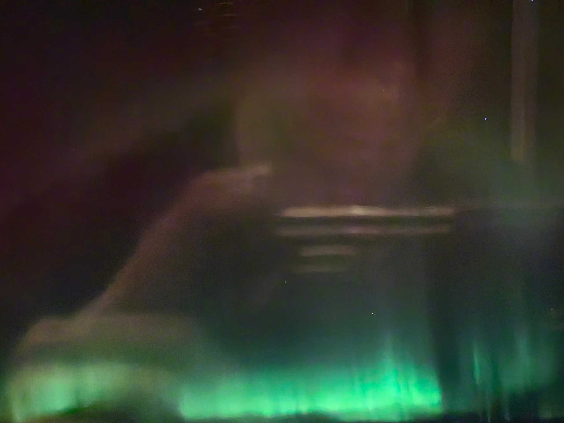 马龙在飞机上第一次看到极光玻璃倒影的小马太萌了吧🥺 