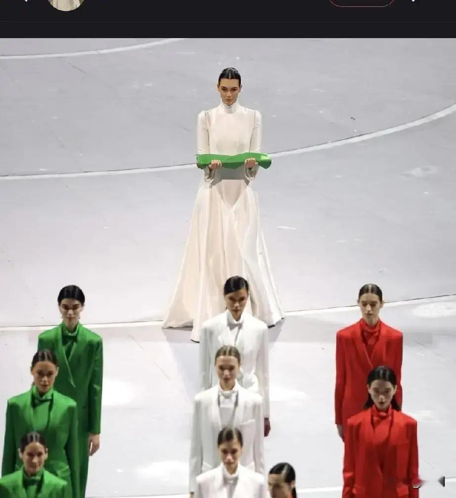 Armani给意大利奥运代表团设计的队服提前曝光，白底红边剪裁利落，胸口绣着意大