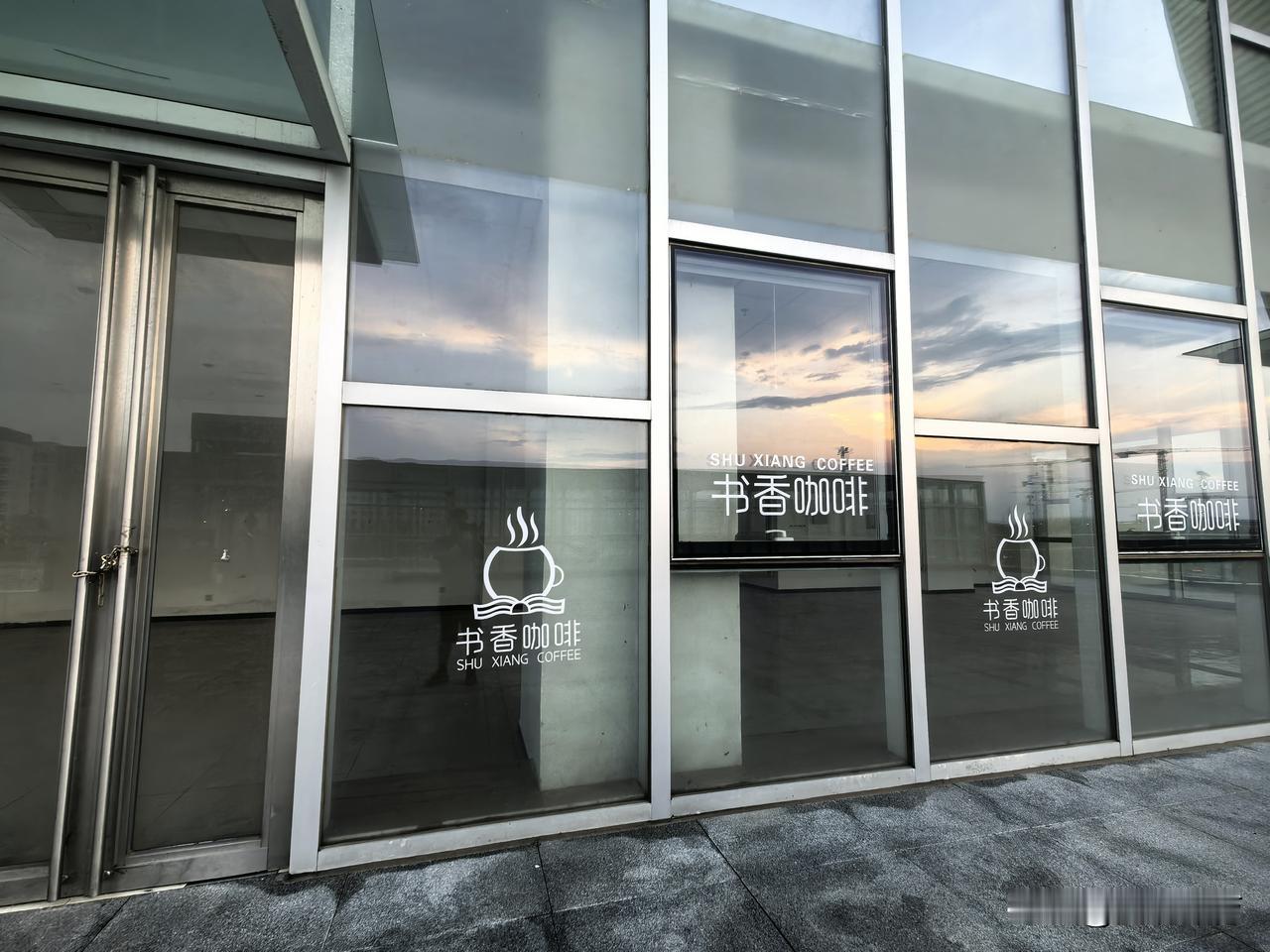 19：30以后，延庆火车站北广场就基本是门可罗雀， 偶有乘凉的市民在此休闲，直到