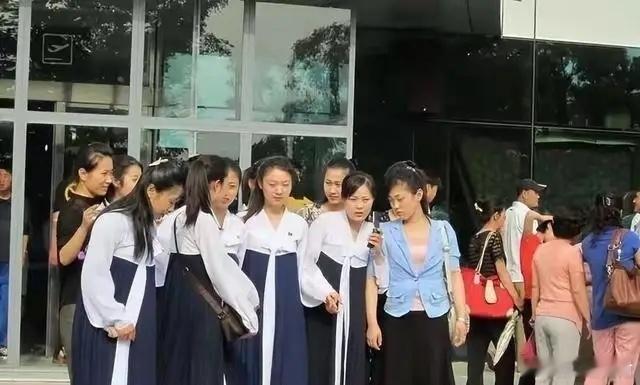 朝鲜没有明文规定禁止使用卫生巾，朝鲜妇女不愿意使用卫生巾有两个原因。第一个原因是