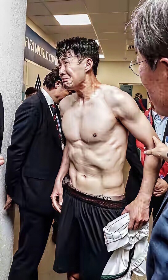 韩国球王孙兴慜，在世界杯小组赛的三场比赛中，一球没进，痛哭流涕 