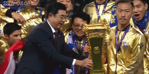 申花队夺得本赛季的足协杯冠军，在颁奖时宋凯吸取了上一次颁奖的教训，没有与申花队吴