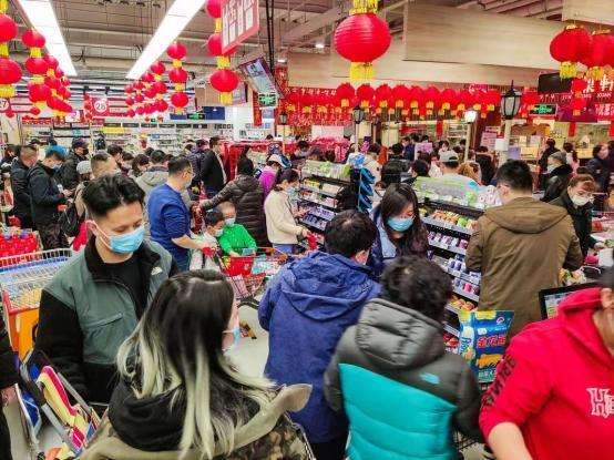 马年春节将至，街头却少了往日的喧嚣。这不是年味消失，而是过年方式正在悄然升级。