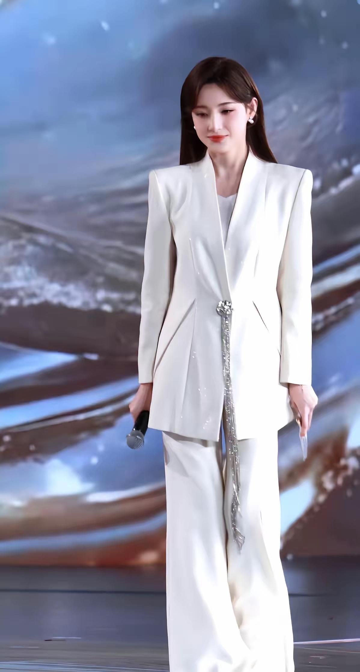 央视最美主持人，有人认识吗？