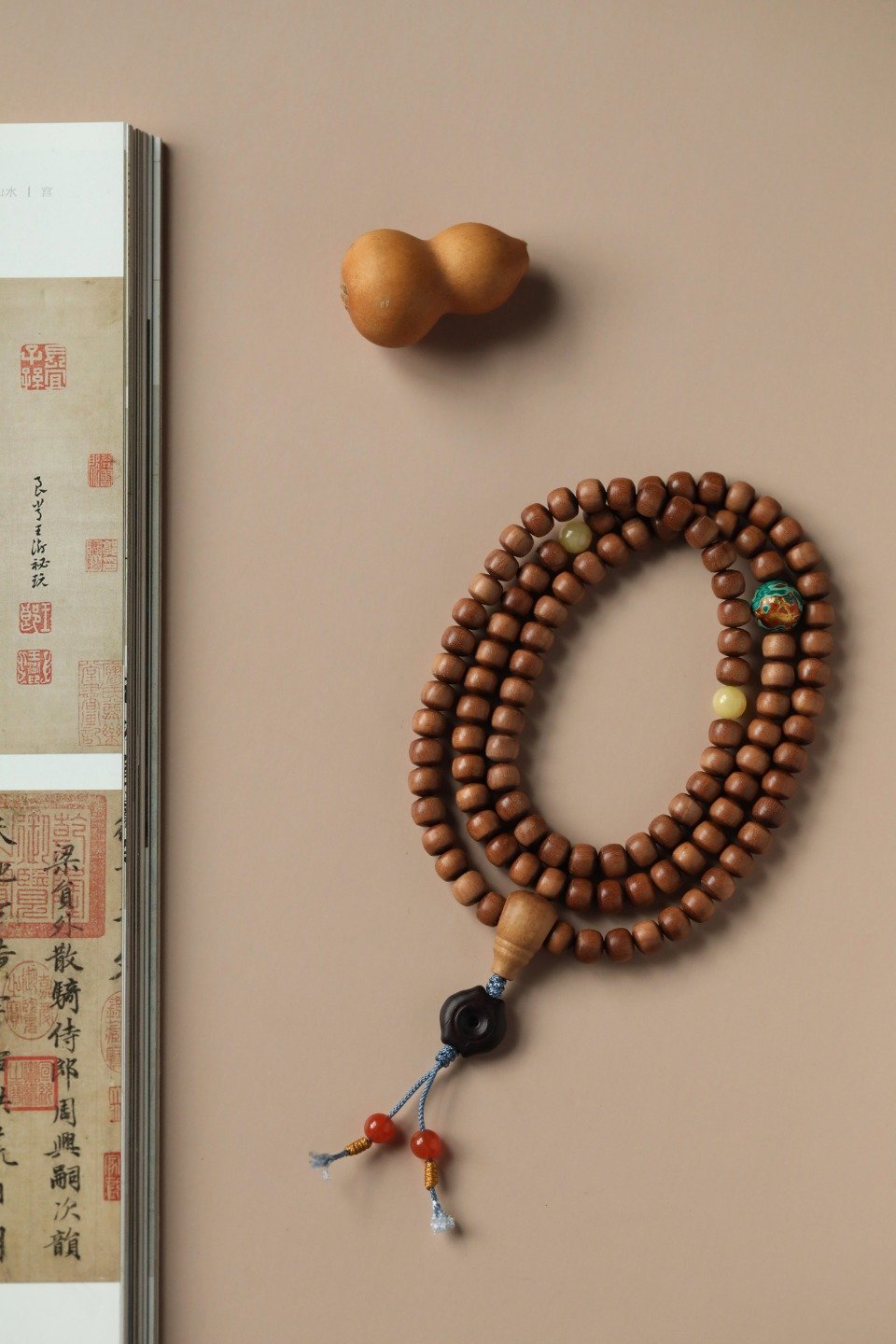 老山檀香【韶华】108颗6*7mm桶珠 古典气质的老山，奶香醇厚；搭配几样配饰，