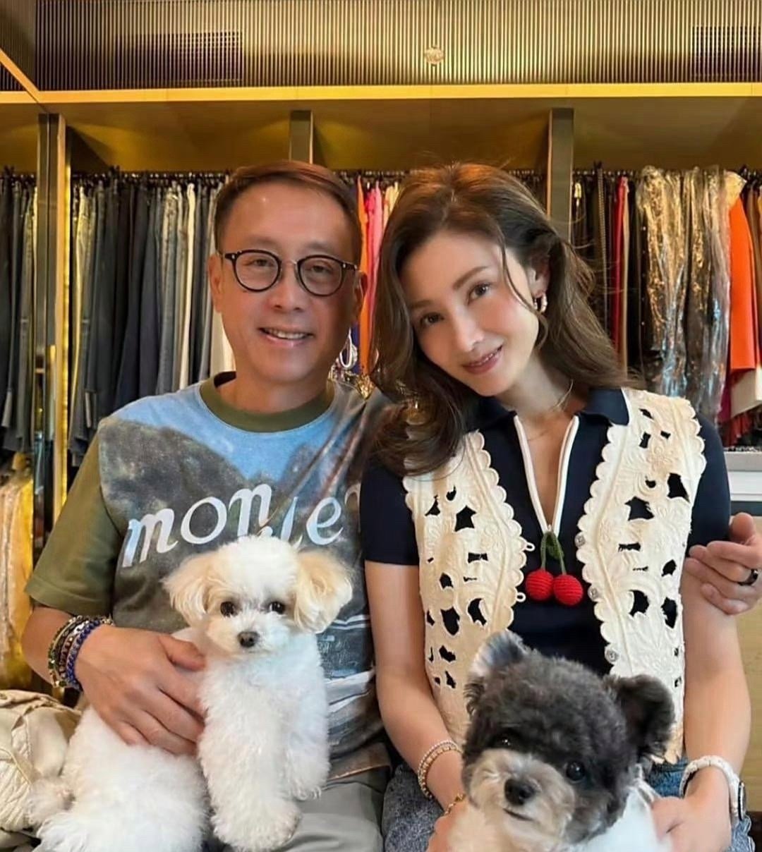 李嘉欣七夕发了张和老公的合照，嚣张了一辈子，颜值还是一点没垮。 ​​​