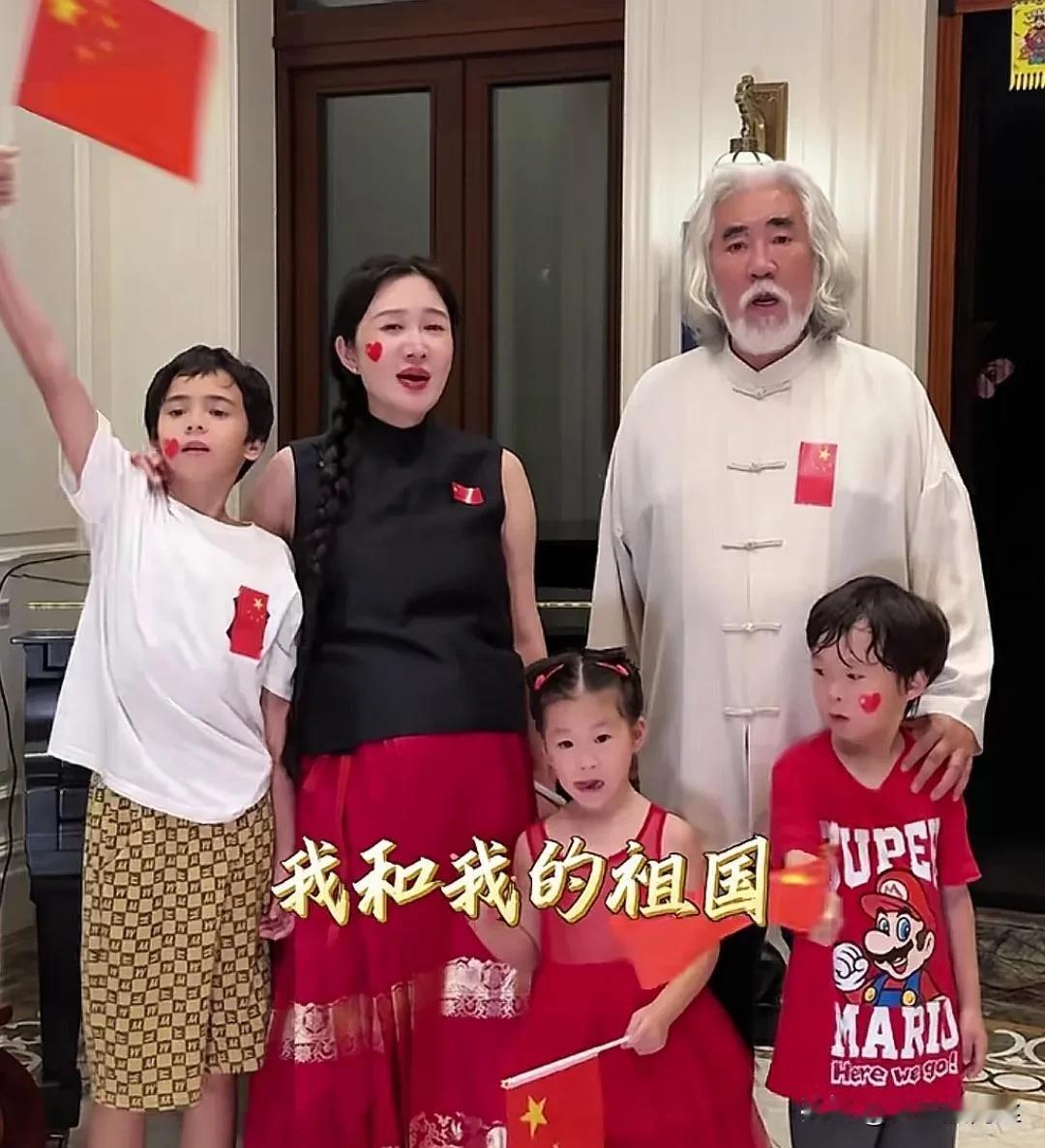 在《我和我的祖国》的旋律中，张纪中携孕妻及三个孩子共唱国歌。他的混血大儿子高大挺