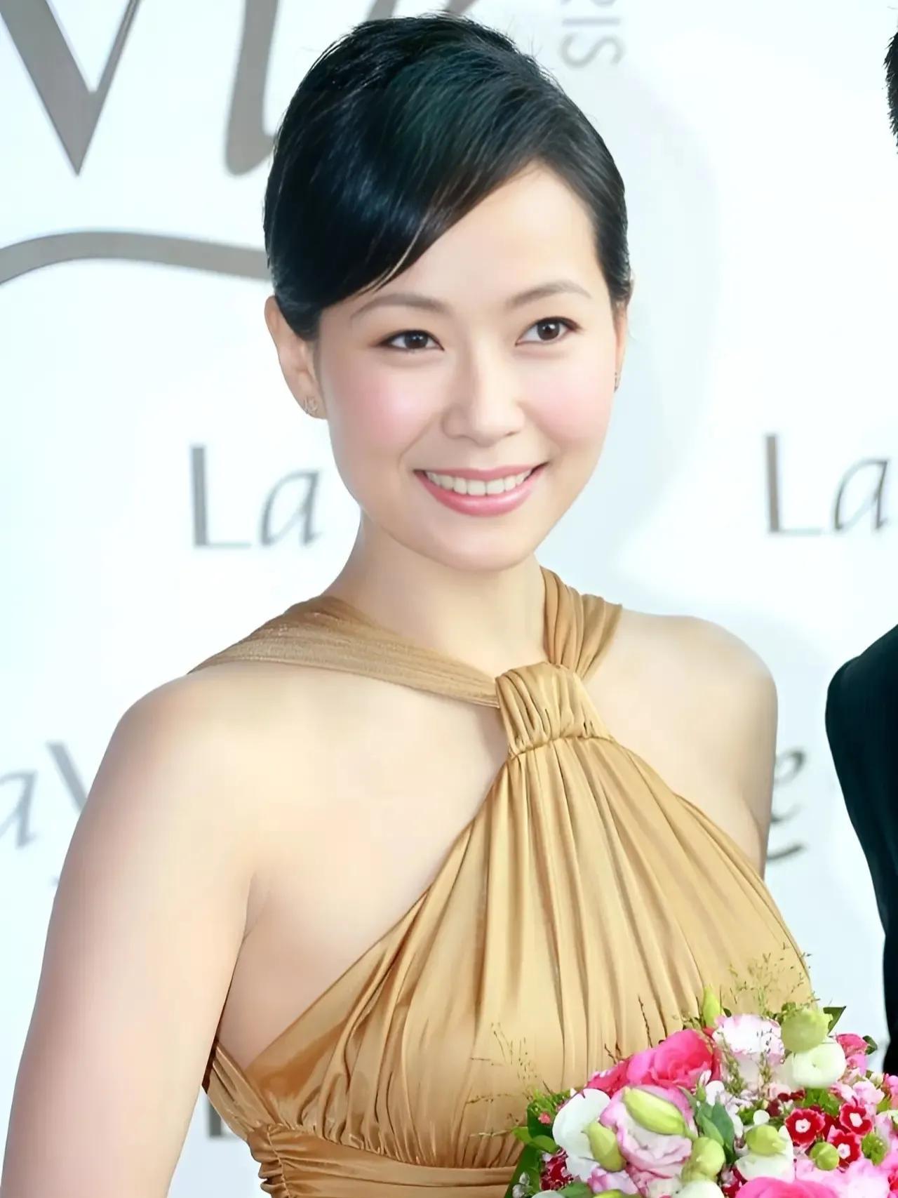 叶童，是一位备受赞誉的华语女演员。她凭借出色的演技和坚定的职业信念，塑造了许多令