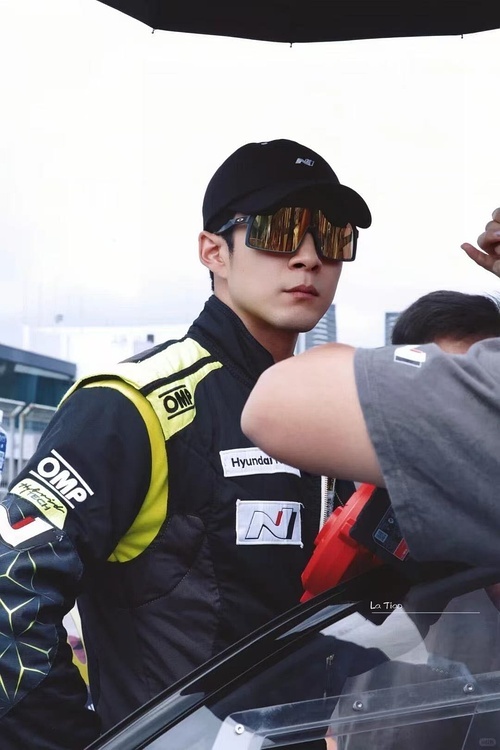 娱乐[超话]韩东君从演员到赛车手韩东君专业赛车手韩东君专业赛车手身份藏不住了！ 