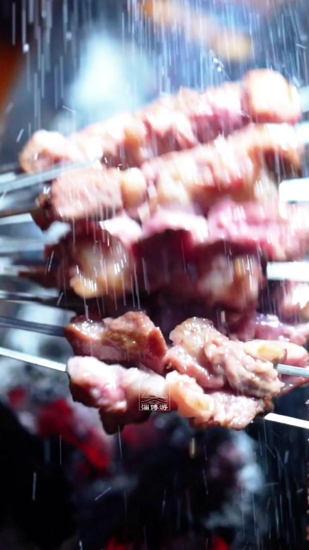 淄博烟火气，藏在薄饼里的温柔～🍢在淄博吃烧烤，烤串的焦香混着孜然粒，是独属于这