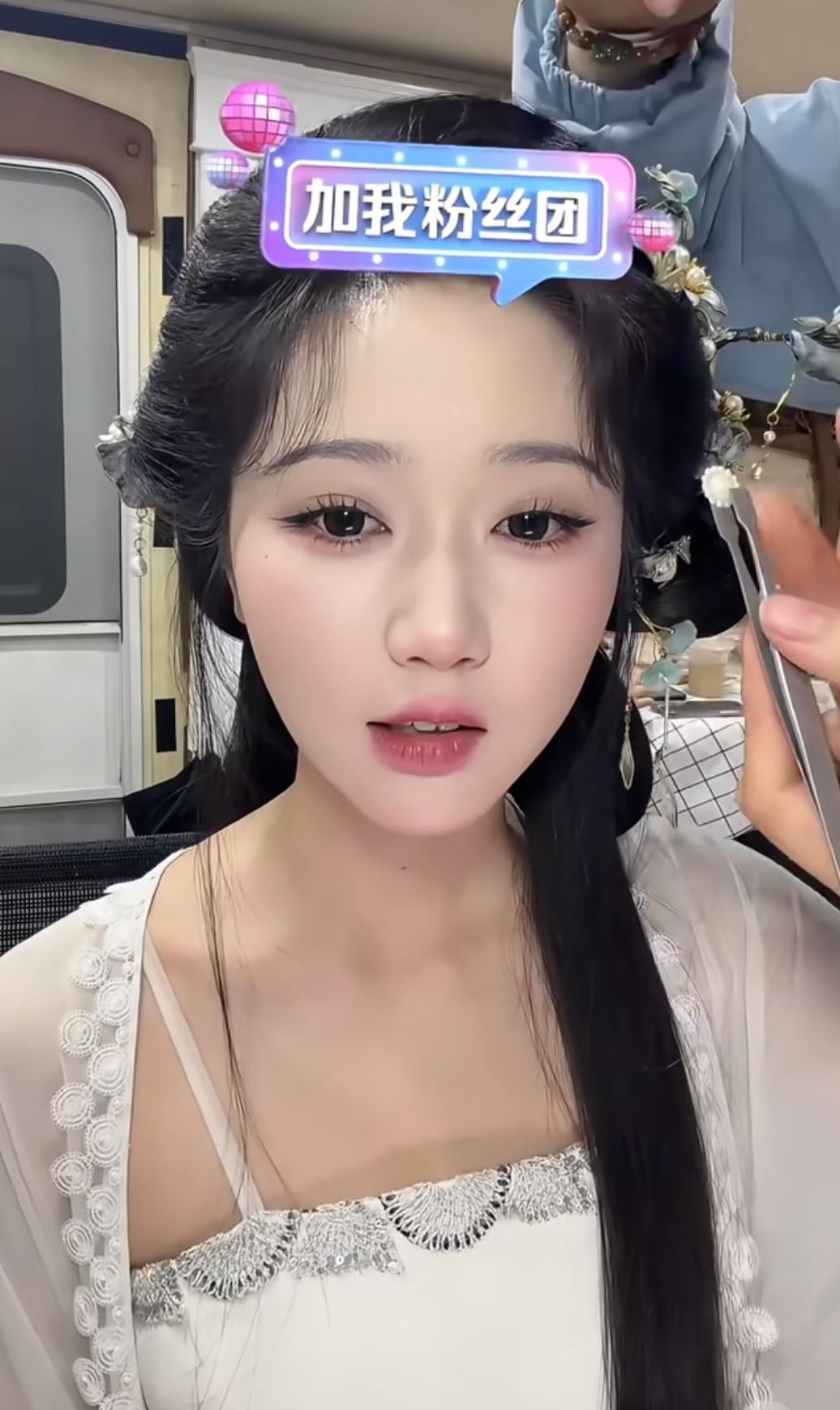 岳雨婷道出短剧圈秘密
有洁癖的根本干不了这一行
床戏都是忍着恶心才能勉强拍下去的