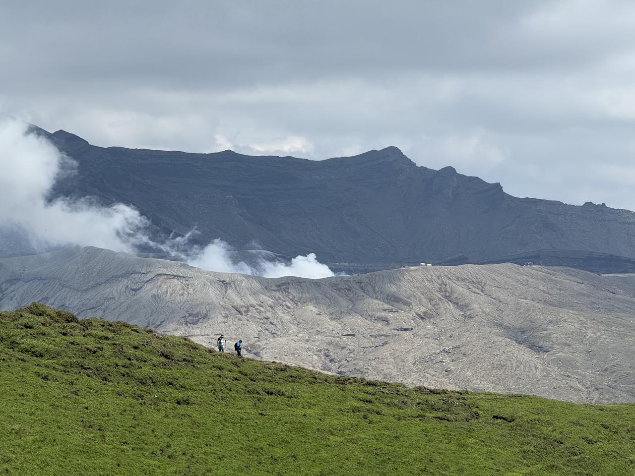 随手发美景日本阿苏火山是位于九州岛熊本县东北部的活火山群，以巨大的破火山口和活跃