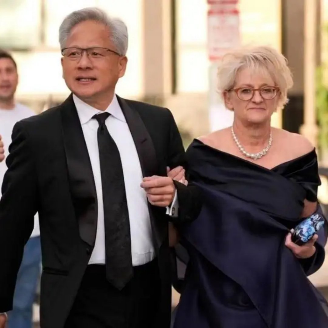 黄仁勋这辈子最成功的决定，不是创立英伟达，是一辈子都没换老婆。白宫那顿饭，旁边站