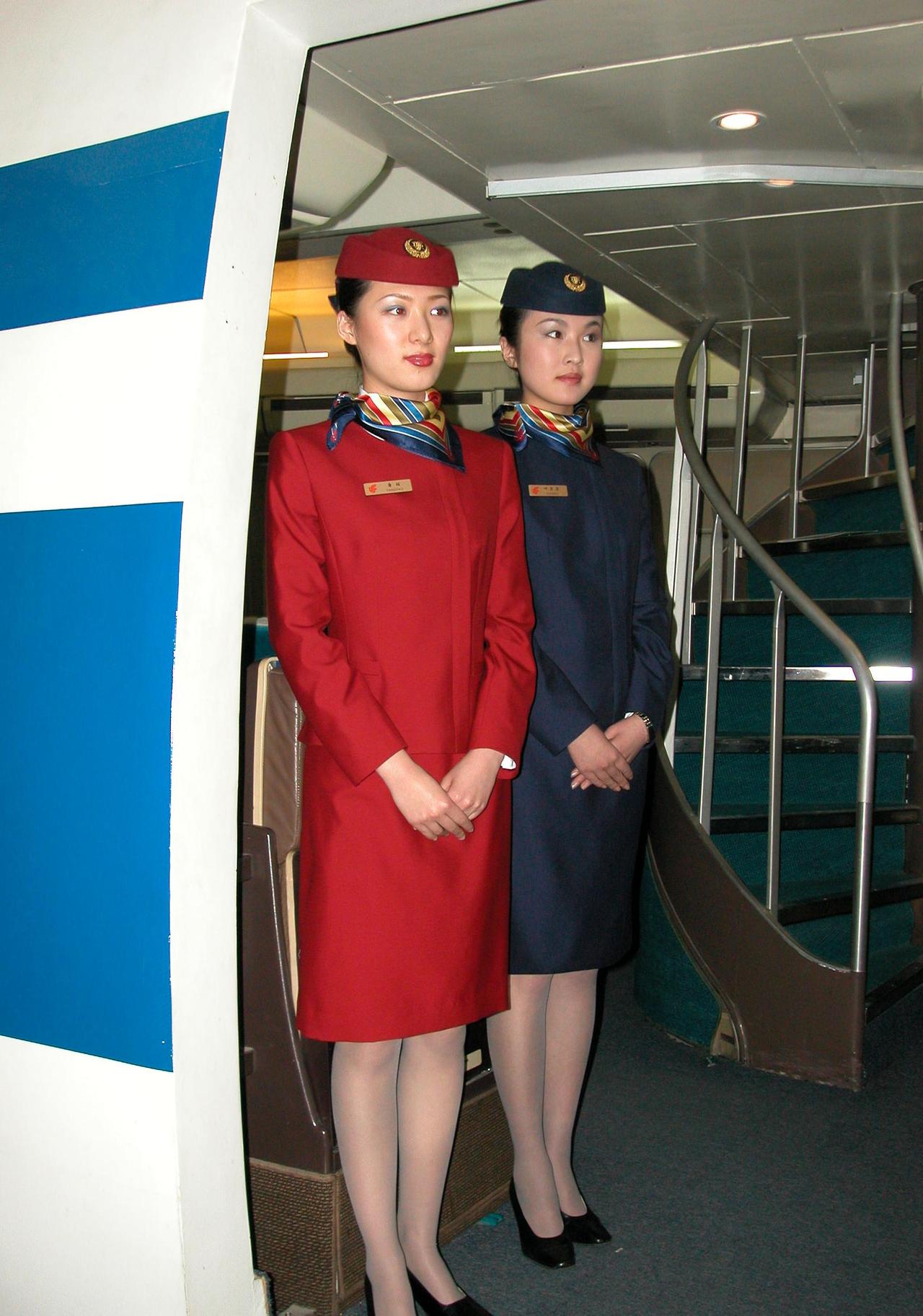 2002年的国航乘务员
中国国际航空2001年为新的空乘制服招标，最终由保定伊棉